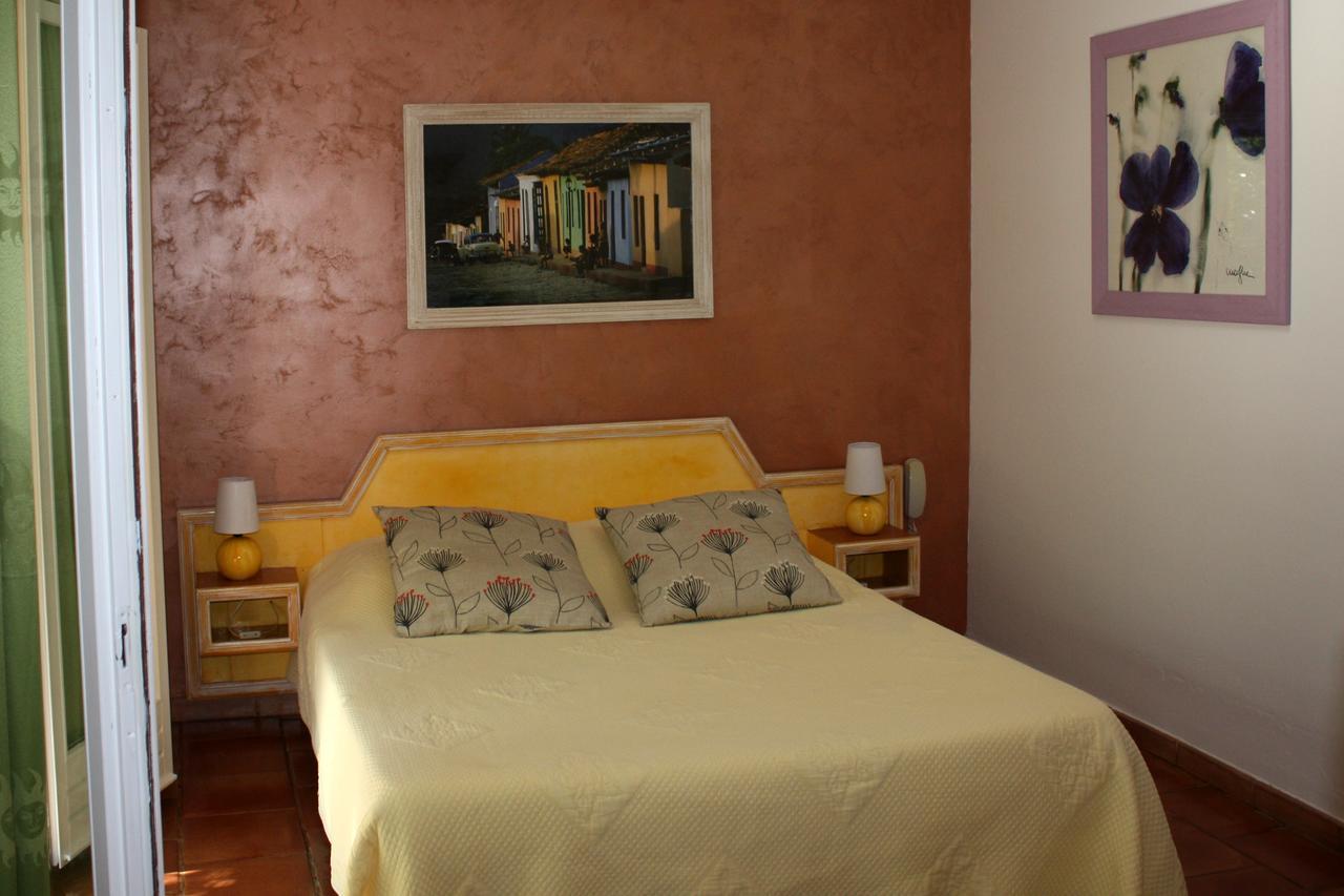 Hotel Athénopolis à Grimaud Extérieur photo