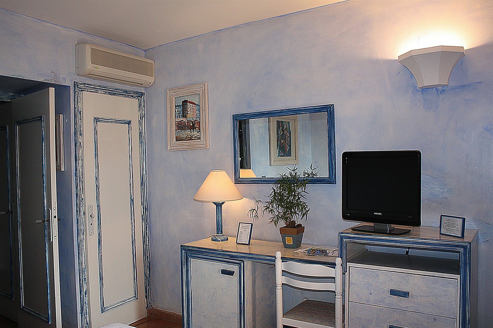 Hotel Athénopolis à Grimaud Extérieur photo