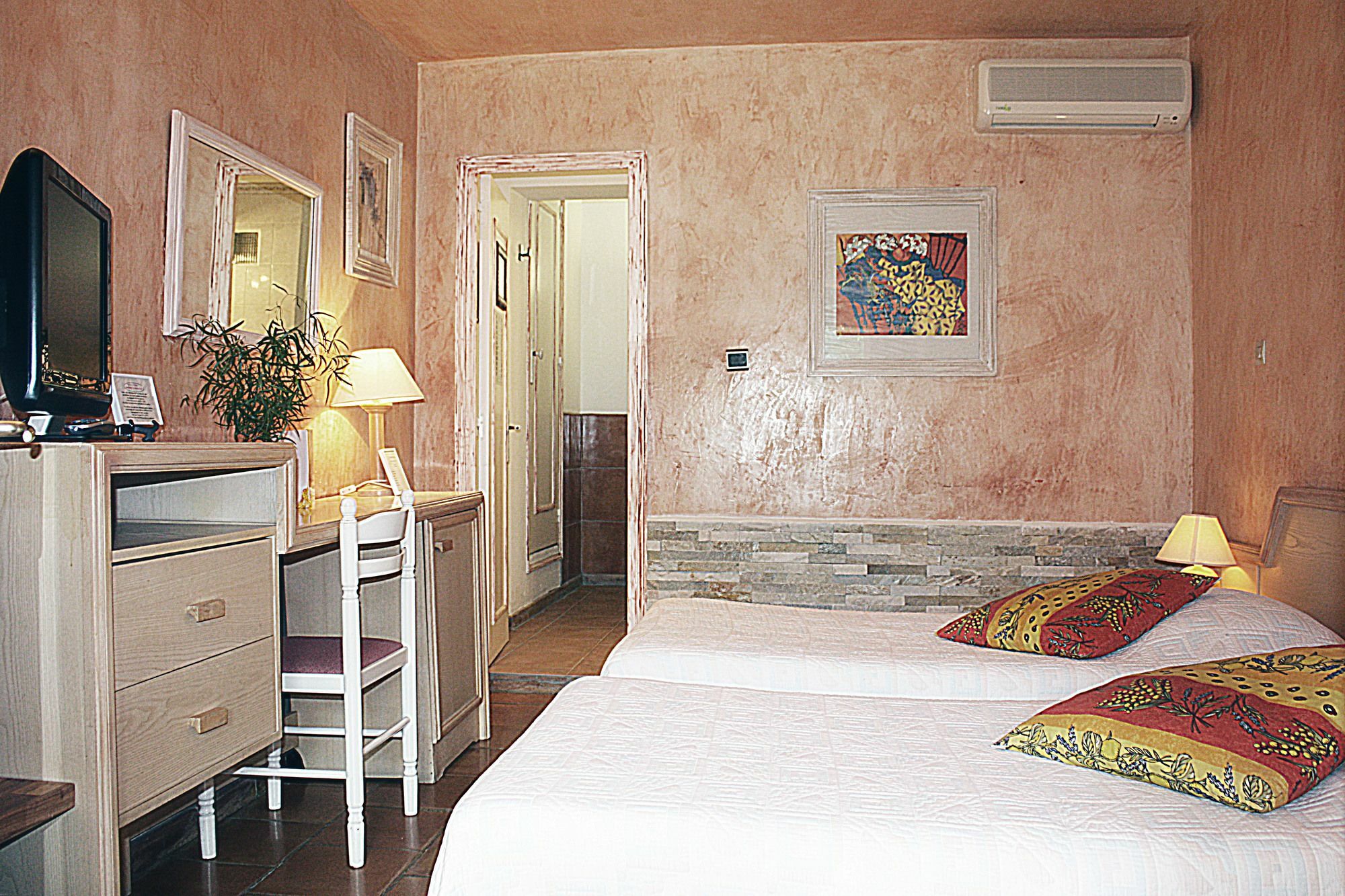 Hotel Athénopolis à Grimaud Extérieur photo